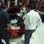 Convidados analisando motor do Yaris durante coquetel de lançamento